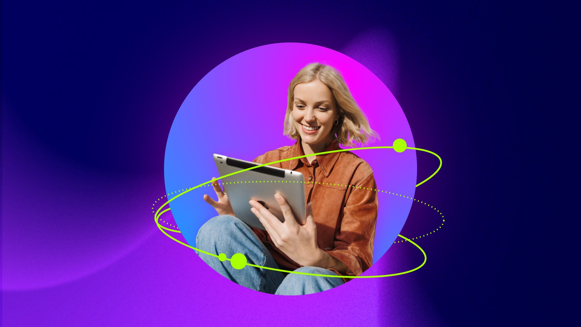 Lächelnde Frau mit Tablet in dynamischem, farbenfrohem Design – Symbol für digitale Erlebbarkeit und Corporate Benchmark.