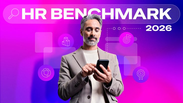 Das Bild zeigt einen grauhaarigen Geschäftsmann in Anzug und weißem Hemd, der ein Smartphone nutzt. Der Fokus liegt auf einer dynamischen, digitalen Präsentation des „HR Benchmark 2026“, das Arbeitgeberkommunikation und Karriereseiten bewertet.