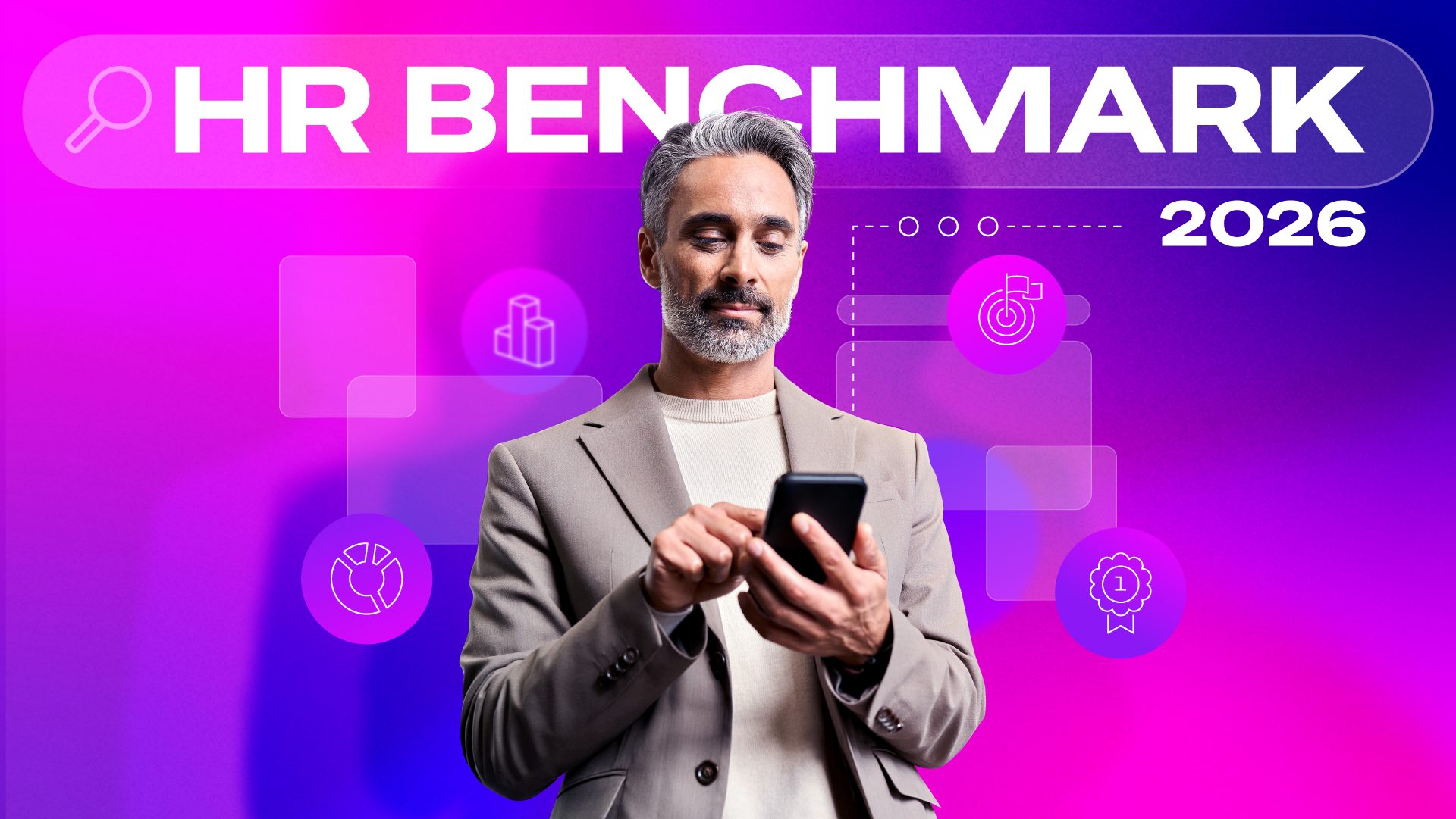 Das Bild zeigt einen grauhaarigen Geschäftsmann in Anzug und weißem Hemd, der ein Smartphone nutzt. Der Fokus liegt auf einer dynamischen, digitalen Präsentation des „HR Benchmark 2026“, das Arbeitgeberkommunikation und Karriereseiten bewertet.