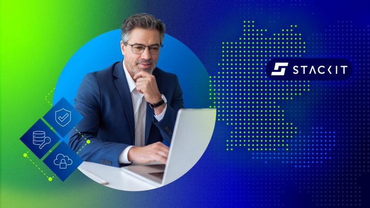 Mann arbeitet an Laptop vor STACKIT-Cloud-Logo und Deutschlandkarte